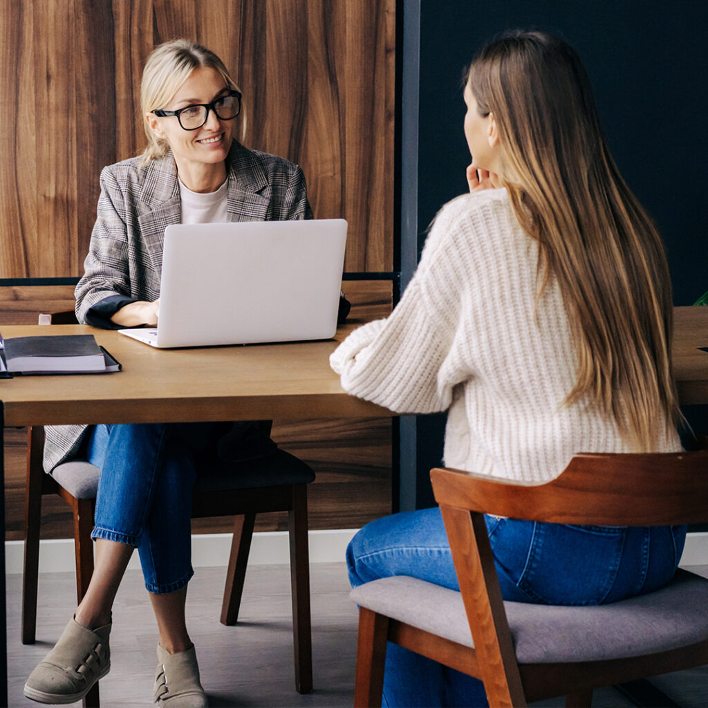 chica preparando entrevista trabajo